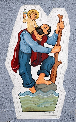 Gemälde eines Mannes mit Kind auf den Schultern, der durch Wasser watet. Gemälde eines Mannes mit Kind auf den Schultern, der durch Wasser watet.