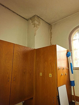 Mauerwerksrisse im Messdienerankleideraum