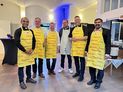 Am Tag des Ehrenamtes werden die Gäste vom Seelsorgeteam bedient.