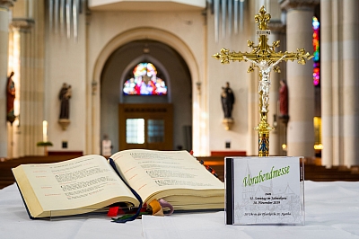 Die CD steht auf dem Alter in der Agatha Kirche. Im Hintergrund sieht man ein goldenes Kreuz. Die CD steht auf dem Alter in der Agatha Kirche. Im Hintergrund sieht man ein goldenes Kreuz.