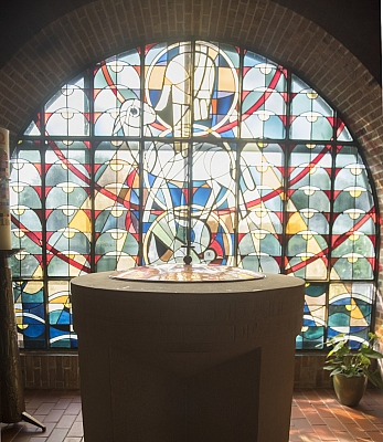 Taufbecken in der Maria Himmelfahrt Kirche