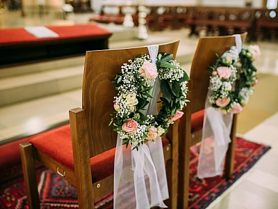 Festlich dekorierte Brautstühle in der Agatha Kirche Festlich dekorierte Brautstühle in der Agatha Kirche
