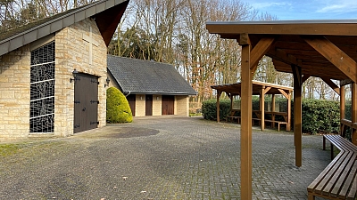 Leichenhalle mit überdachten Sitzmöglichkeiten auf dem Schlickelder Friedhof