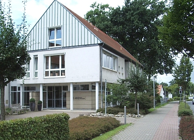 Das Bild zeigt den Haupteingang des Altenheims Maria Frieden.