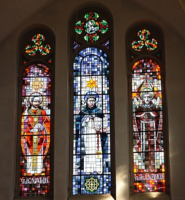 Die Fenster der St. Agatha-Kirche zeigen St. Ignatius, St. Dominikus und St. Franziskus Die Fenster der St. Agatha-Kirche zeigen St. Ignatius, St. Dominius und St. Franziskus