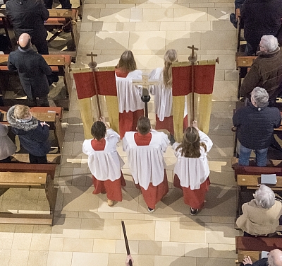 Einzug der Messdiener von oben fotografiert. Einzug der Messdiener von oben fotografiert.