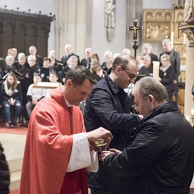 Pastor Timo Holtmann und Sebastian Laube verteilen die Hl. Kommunion