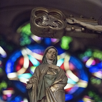 Eine kleine Marienstatue auf dem Hochaltar der St. Agatha-Kirche. Es ist Maria unterm Kreuz mit traurigem Gesicht. Eine kleine Marienstatue auf dem Hochaltar der St. Agatha-Kirche. Es ist Maria unterm Kreuz mit traurigem Gesicht.