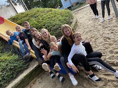 Chorkinder singen und halten Liederzettel in der Hand