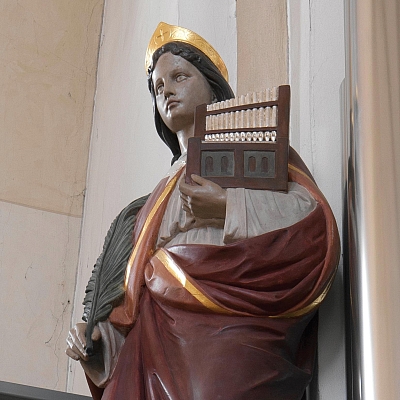 Statue der Heiligen Cäcilia auf der Orgelempore in Sankt Agatha