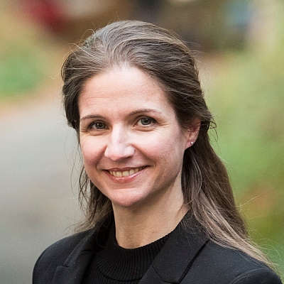 Melanie Ortmann - Portraitfoto im Grünen.