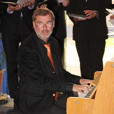 Gerd Baune während eines Chorauftritts am Klavier