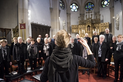 Melanie Ortmann von hinten - dirigiert den Kirchenchor Melanie Ortmann von hinten - dirigiert den Kirchenchor