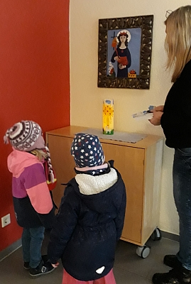 Kinder betrachten das Bild der Hl. Agatha