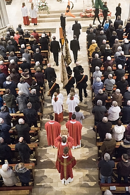 Festlicher Einzug in die Kirche mit Fahnenabordnungen