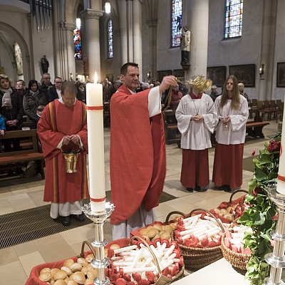Agatha-Brot und Agatha-Kerzen werden gesegnet von Pastor Holtmann und Diakon Mäurer