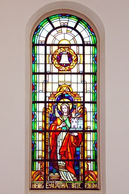 Kirchenfenster mit der Hl. Agatha