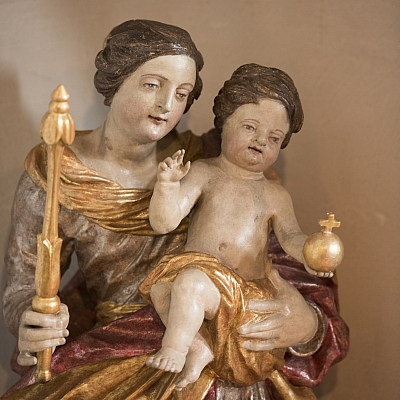 Das Bild zeigt die Statue von Maria, die das Kind Jesus auf dem Arm hält. Das Bild zeigt die Statue von Maria, die das Kind Jesus auf dem Arm hält.