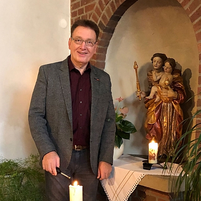 Küster Georg Budde entzündet Kerze. Küster Georg Budde entzündet Kerze.