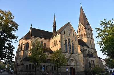 Die St. Agatha-Kirche in der Abendsonne