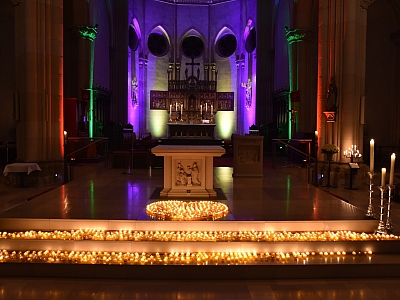 Lichtermeer in der beleuchteten St. Agatha-Kirche während der Aktion Kerzen an