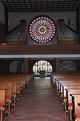 Blick durch den Mittelgang der Kirche St. Mariä-Himmelfahrt in Richtung Taufbrunnen