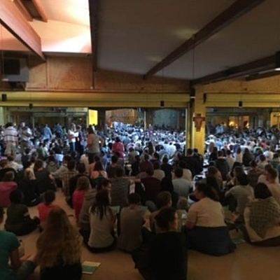 Viele Menschen sitzen und beten in Taizé Viele Menschen sitzen und beten in Taizé