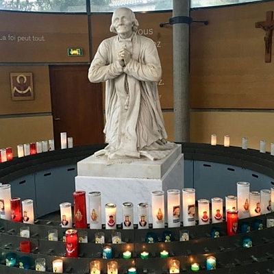 Pfarrer von Ars mit vielen leuchtenden Kirchen Pfarrer von Ars mit vielen leuchtenden Kirchen