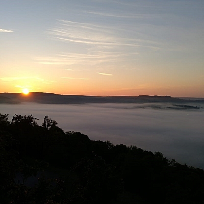 Mit Nebel bedeckter Himmel von Burgund Mit Nebel bedeckter Himmel von Burgund