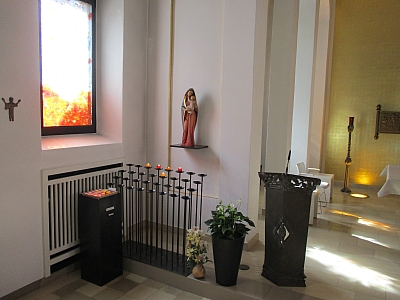 Kerzen vor der Marienstatue in der Krankenhauskapelle