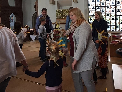 Kinder tanzen mit Ihren gebastelten Masken um den Altar Kinder tanzen mit Ihren gebastelten Masken um den Altar