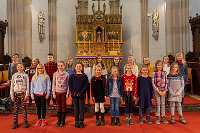 Gruppenbild der Kinderkantorei vor dem Altar der St. Agatha Kirche Gruppenbild der Kinderkantorei vor dem Altar der St. Agatha Kirche
