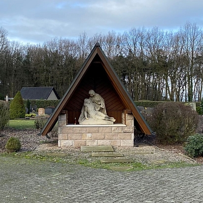 Pieta Denkmal auf dem Friedhof in Schlickelde Pieta Denkmal auf dem Friedhof in Schlickelde