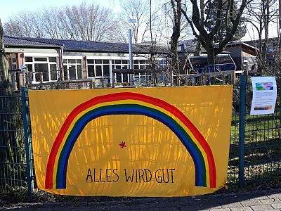 Plakat mit Regenbogen und Aufschrift: ALLES WIRD GUT Plakat mit Regenbogen und Aufschrift: ALLES WIRD GUT