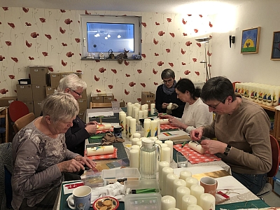 Bei der Osterkerzenaktion ist alles Teamarbeit. Bei der Osterkerzenaktion ist alles Teamarbeit.