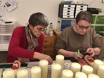 Vorsichtig werden mit dem Messer in der Hand die einzelnen Wachsteile auf die Kerze gesetzt. Vorsichtig werden mit dem Messer in der Hand die einzelnen Wachsteile auf die Kerze gesetzt.