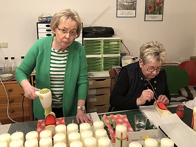 Manche Kerzen werden mit flüssigem Wachs verziert, der dann trocken geföhnt wird
Manche Kerzen werden mit flüssigem Wachs verziert, der dann trocken geföhnt wird