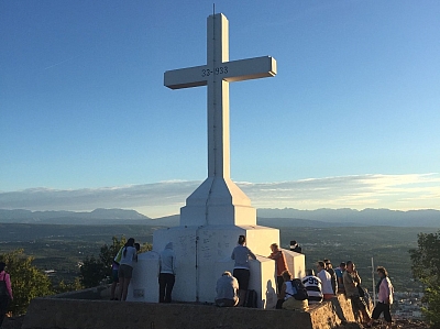 Der Kreuzberg von Medjugorje. Täglich pilgern zahlreiche Pilger den Kreuzberg hinauf. Auf einem steilen und steinigen Weg gelangt man zum Kreuz auf dem Gipfel. Der Kreuzberg von Medjugorje. Täglich pilgern zahlreiche Pilger den Kreuzberg hinauf. Auf einem steilen und steinigen Weg gelangt man zum Kreuz auf dem Gipfel.