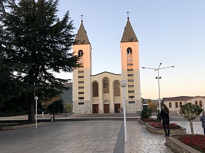 Die St.-Jakobus-Kirche mit dem Kirchplatz im heiligen Bezirk des Wallfahrtsorts Međugorje und der Gemeinde Čitluk in Bosnien und Herzegowina. Geweiht ist sie dem Apostel Jakobus dem Älteren. Die Pfarrei wird von Franziskanern der Bosnischen Franziskanerprovinz betreut. Die St.-Jakobus-Kirche mit dem Kirchplatz im heiligen Bezirk des Wallfahrtsorts Međugorje und der Gemeinde Čitluk in Bosnien und Herzegowina. Geweiht ist sie dem Apostel Jakobus dem Älteren. Die Pfarrei wird von Franziskanern der Bosnischen Franziskanerprovinz betreut.