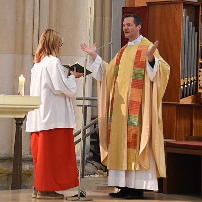 Pastor Timo Holtmann spricht ein Gebet Pastor Timo Holtmann spricht ein Gebet