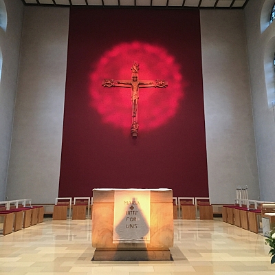 Jesus Kreuz in der Kirche Maria Himmelfahrt wird von der der Sonne angestrahlt Jesus Kreuz in der Kirche Maria Himmelfahrt wird von der der Sonne angestrahlt