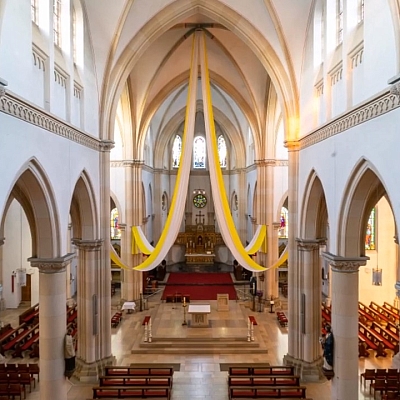 Feierlich geschmückte St. Agatha Kirche Feierlich geschmückte St. Agatha Kirche