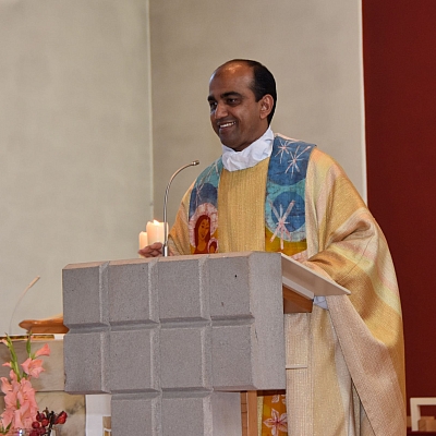Pastor Fabian ließt das Evangelium Pastor Fabian ließt das Evangelium