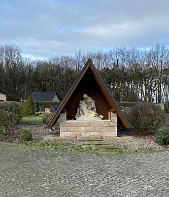 Pieta Denkmal auf dem Friedhof in Schlickelde