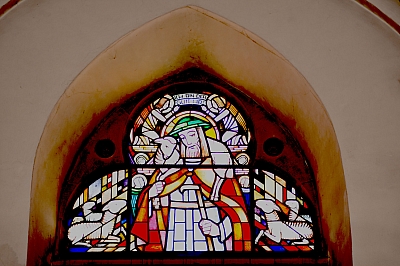 Fensterbild der St. Agatha Kirche über dem Haupteingang: Der Gute Hirte Fensterbild der St. Agatha Kirche über dem Haupteingang: Der Gute Hirte