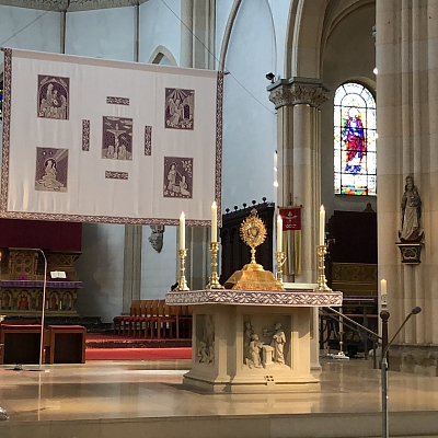 Altar in der St.-Agatha-Kirche mit Monstranz. Im Hintergrund das Hungertuch Altar in der St.-Agatha-Kirche mit Monstranz. Im Hintergrund das Hungertuch