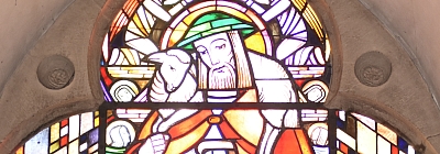 Fensterbild in der St.-Agatha-Kirche: Der gute Hirte Fensterbild in der St.-Agatha-Kirche: Der gute Hirte