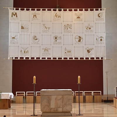 Schlickelder Hungertuch im Altarraum der Kirche St. Mariä-Himmelfahrt Schlickelder Hungertuch im Altarraum der Kirche St. Mariä-Himmelfahrt