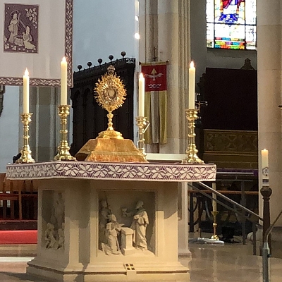 Altar mit Monstranz und Kerzen Altar mit Monstranz und Kerzen
