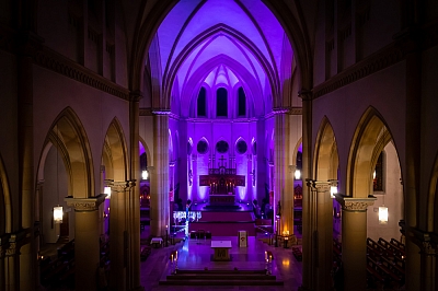 Stimmungsvoll beleuchteter Kirchenraum. Stimmungsvoll beleuchteter Kirchenraum.